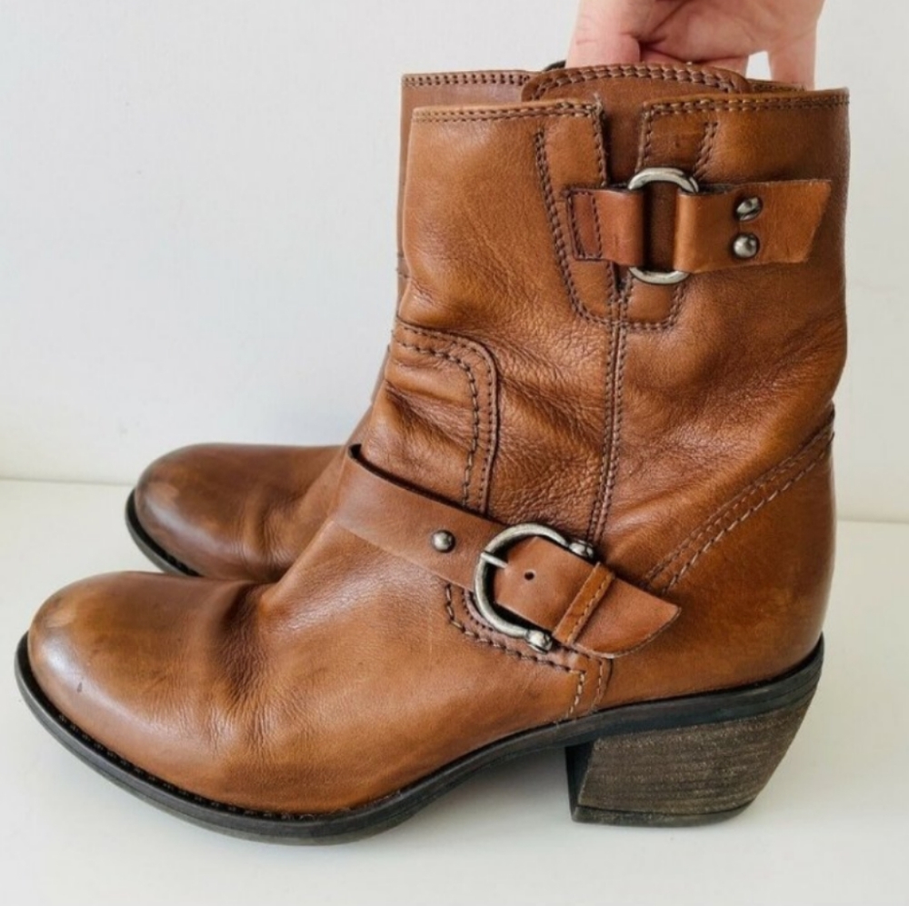 EUC. Clarks Cognac Leather Buckle Ankle Bootie